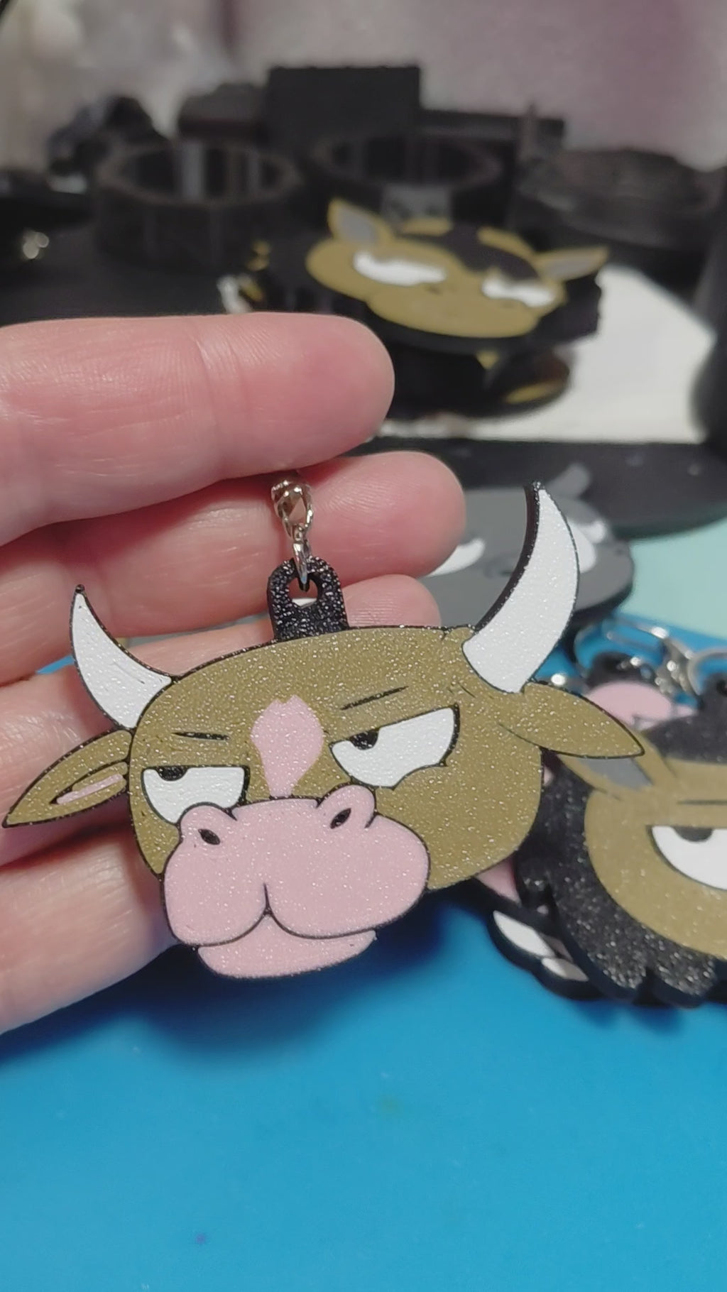 3D Printed Grumpy Cow Keychain – Durable PLA Bag Charm, Lightweight Novelty Key Ring for Backpacks & Purses, Funny Gift for Cow Lovers