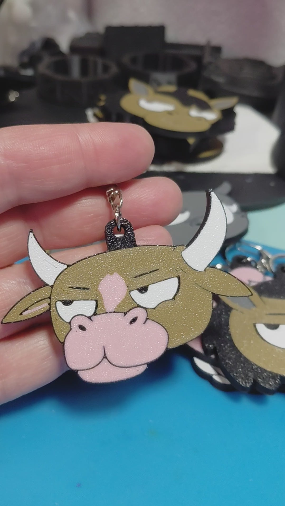 3D Printed Grumpy Cow Keychain – Durable PLA Bag Charm, Lightweight Novelty Key Ring for Backpacks & Purses, Funny Gift for Cow Lovers